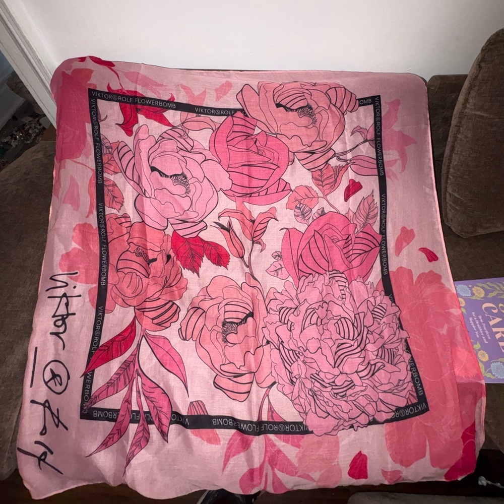 Victor and Rolf Authentic Scarf - Picture 2 of 4